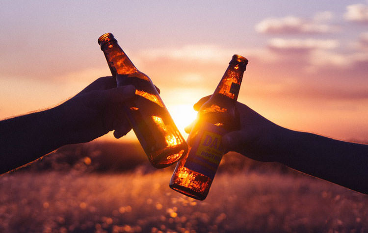 viaje en solitario dos botellas de cerveza en las manos