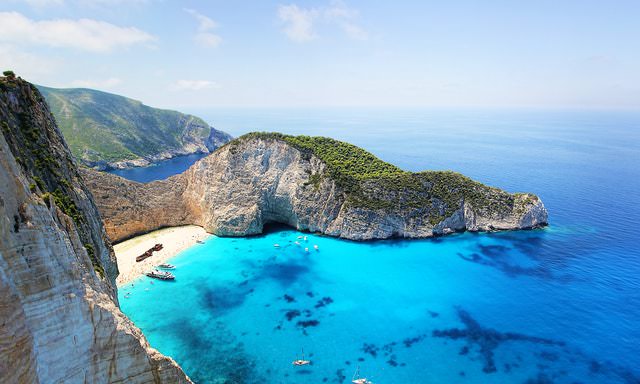 bahía de aguas azules en Grecia