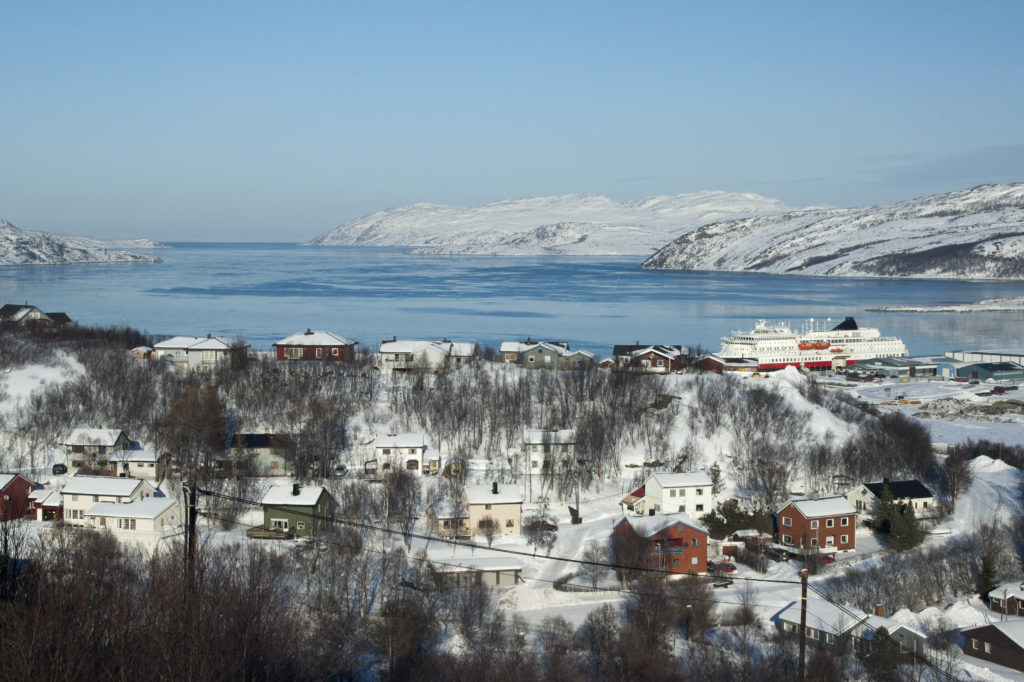 Casas y ferry en la ciudad septentrional de Kirkenes, Noruega.