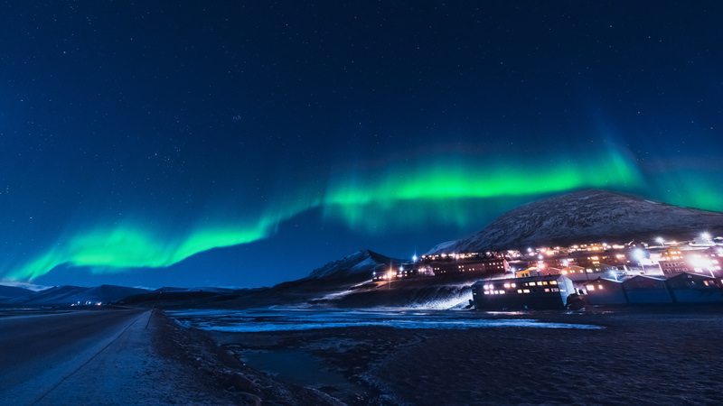Una de las ciudades más aisladas del mundo, Longyearbyen durante la aurora boreal.