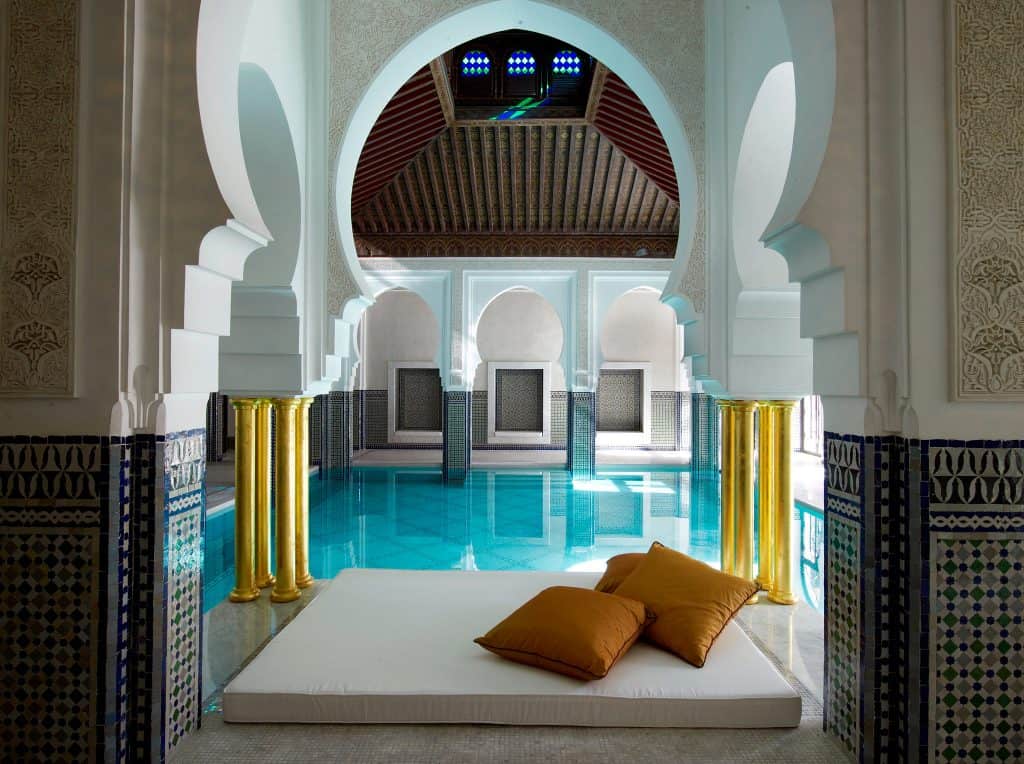 Piscina de lujo en centro de bienestar para viajeros en solitario en Marruecos.
