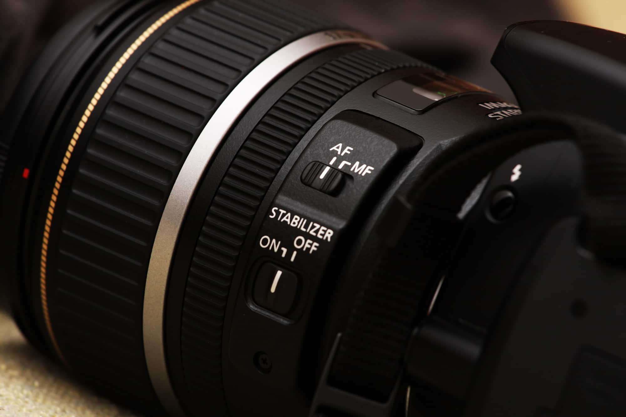 Canon lens autofocus and manual focus mode button